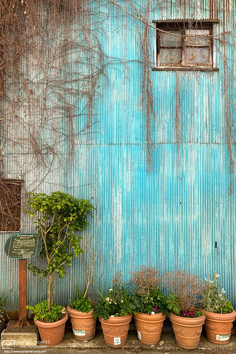 A pastel-colored textured wall in the Okusawa area of Setagaya Ward in Tokyo, Japan. © 2023 Norbert Woehnl Photography.